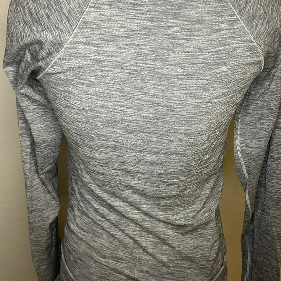 Athleta long sleeve athletic shirt with side ruching, thumb holes size S - Picture 4 of 9